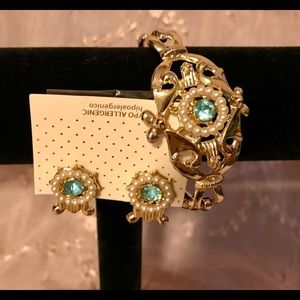 📍🚨LAST CALL 🚨📍🚨 
Vintage- Gold & Pearl Clip Earrings Matching Bracelet